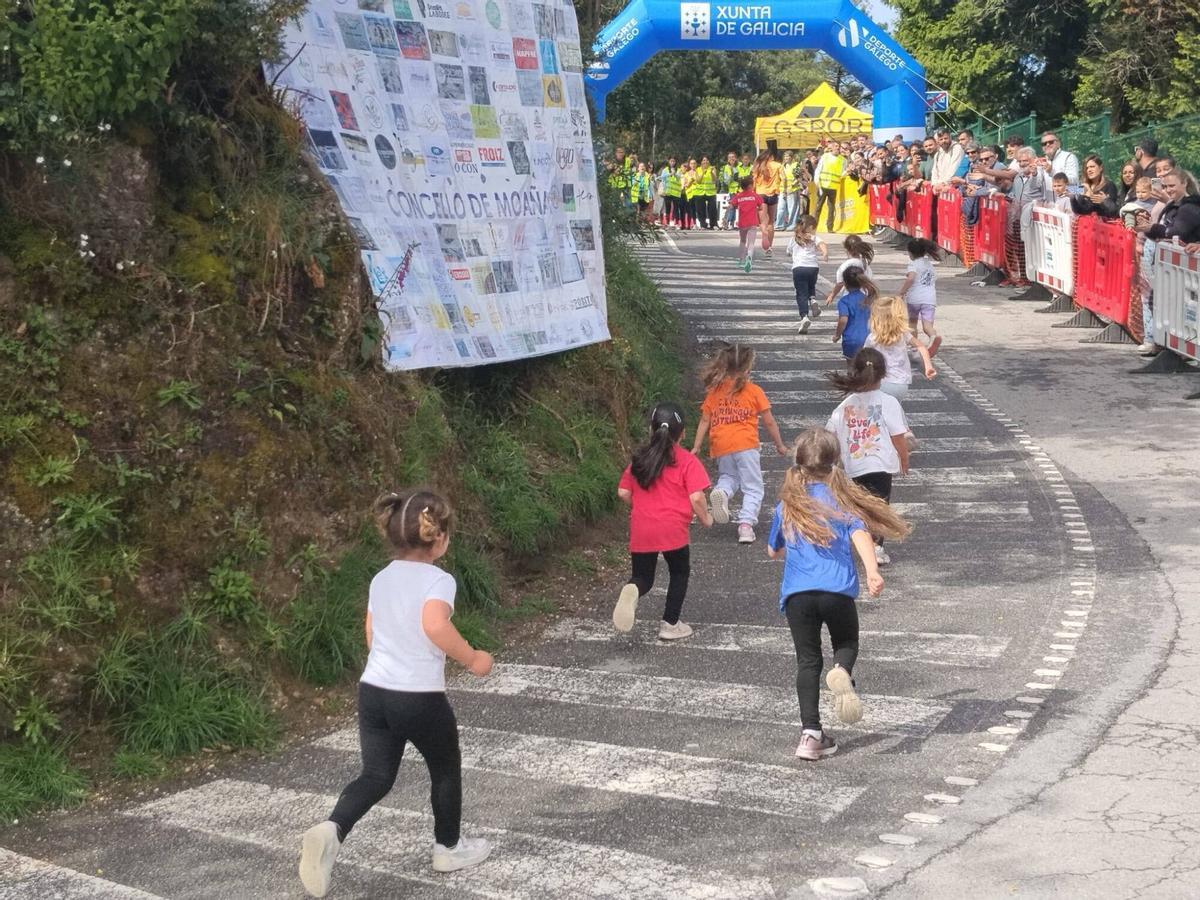 Corrieron en las inmediaciones del colegio por el Monte dos Remedios, conjugando deporte y naturaleza