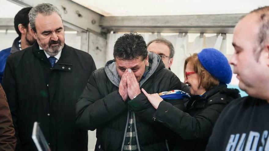 Carlos, en el centro de la imagen, emocionado tras recibir el Trofeo Herrerita, con el vicepresidente Manuel Paredes, a la izquierda.