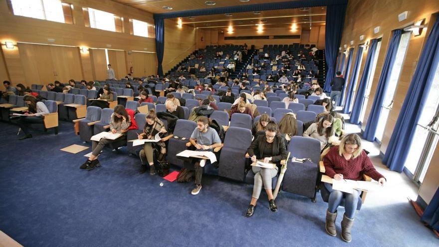 Los aspirantes al ejercicio de la abogacía, esta mañana, examinándose en la Agasp de A Estrada. // Bernabé / Cris M.V.