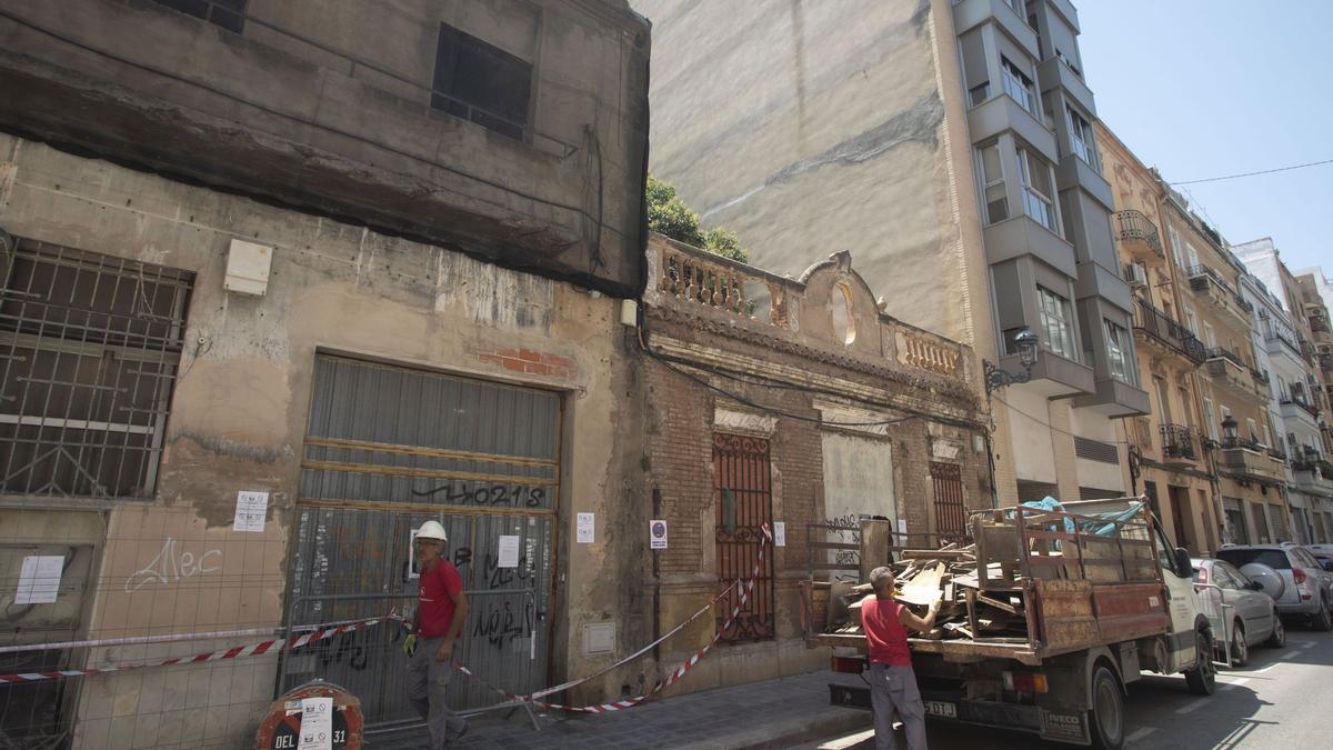 Antigua construcción de la calle San Bruno que ya fue derribada para construir el macro-hotel.