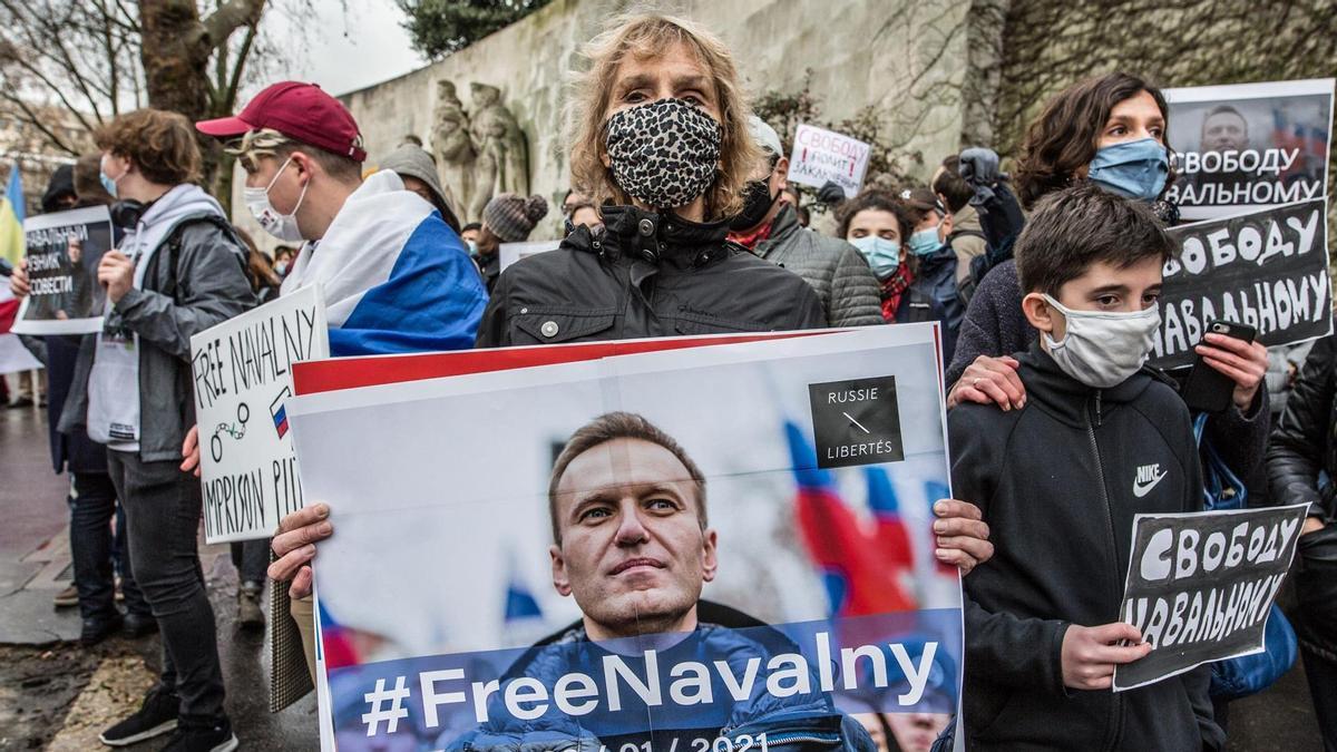 Una mujer protesta contra el encarcelamiento de Navalni en París.