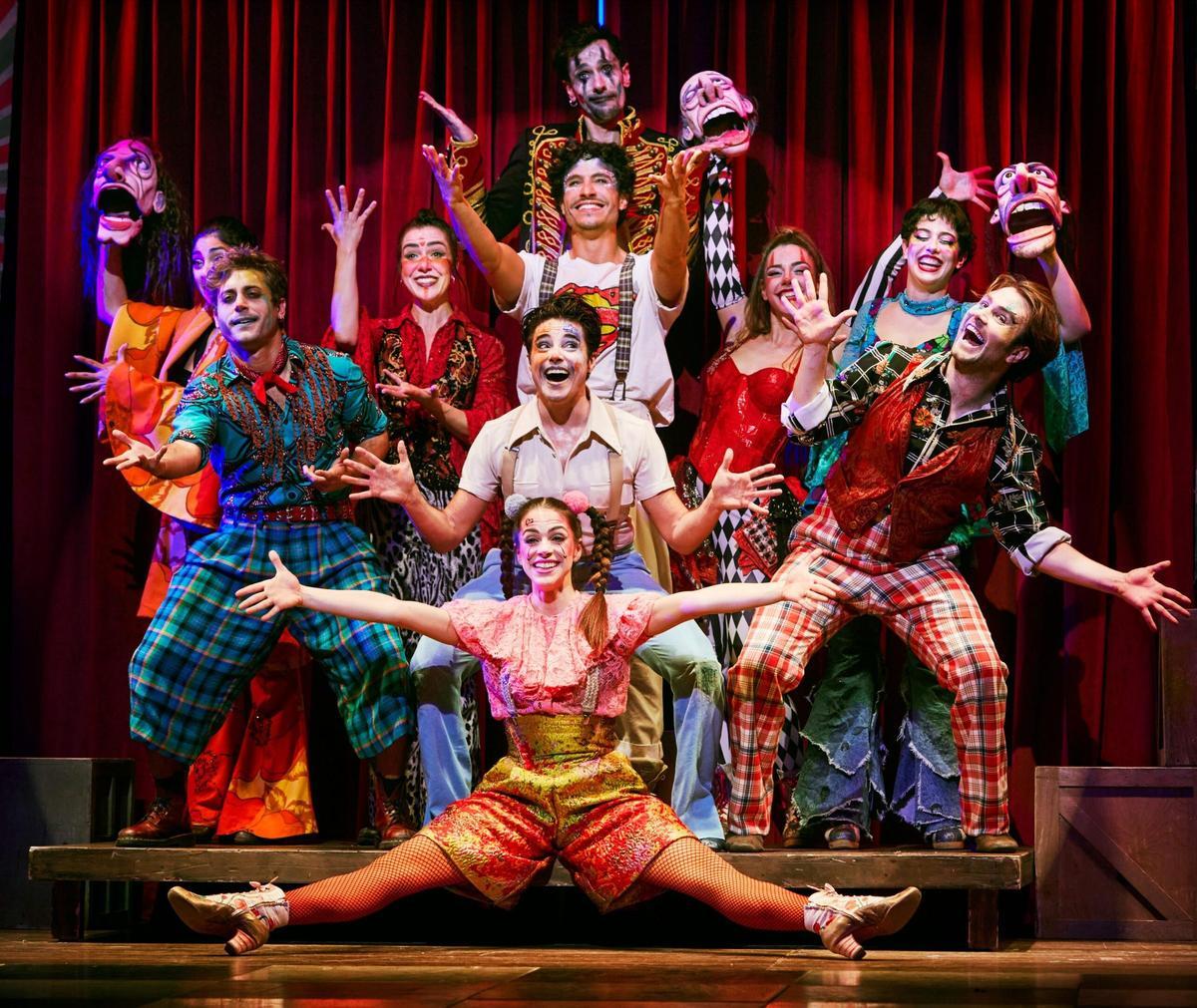 Teresa Abarca (abajo) junto al resto del elenco de 'Godspell'.