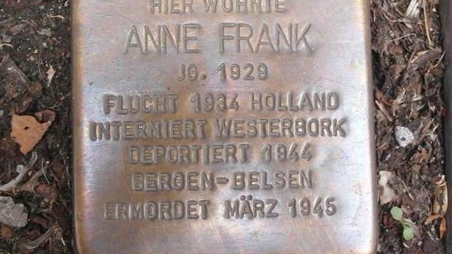 Ejemplo de Stolpersteine, en memoria de la famosa Anna Frank
