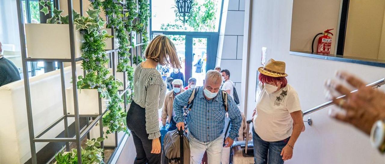 La primera excursión organizada de jubilados tras el fin del estado de alarma, a su llegada a un hotel de Benidorm, este domingo.