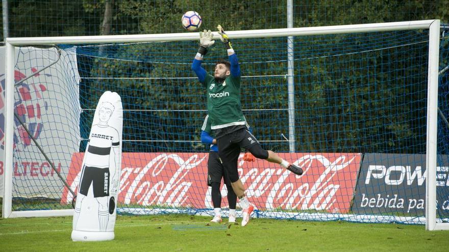 Juan Carlos se dispone a coger el balón en un entrenamiento.