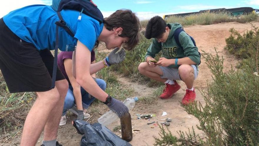 Alumnos de Secundaria en plena recogida de microplásticos.