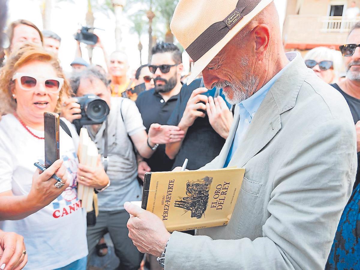 Pérez-Reverte firmando ejemplares a sus lectores