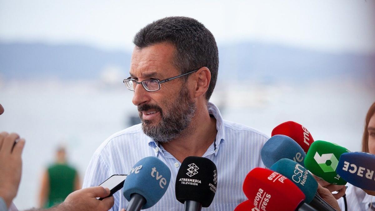 El alcalde de La Línea, Juan Franco, atiende a los periodistas en una imagen de archivo.