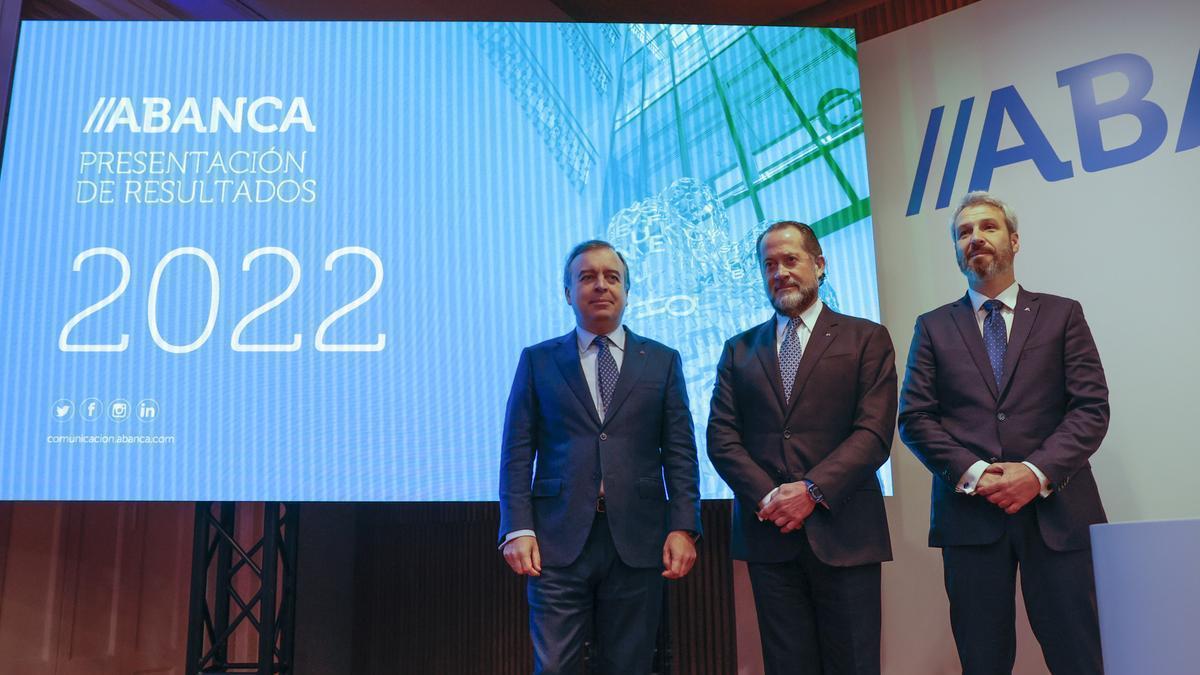 El presidente de Abanca, Juan Carlos Escotet, acompañado por el consejero delegado, Francisco Botas, y por el director general financiero, Alberto de Francisco Guisasola.