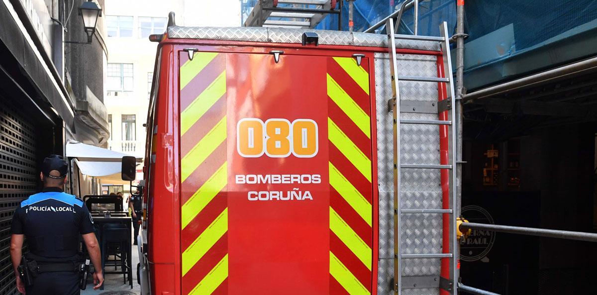 Vehículo de Bomberos de A Coruña y un agente de la Policía Local.