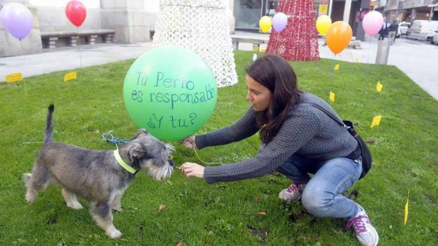 Participante en una campaña del Concello para concienciar sobre la recogida de excrementos de animales. v. echave