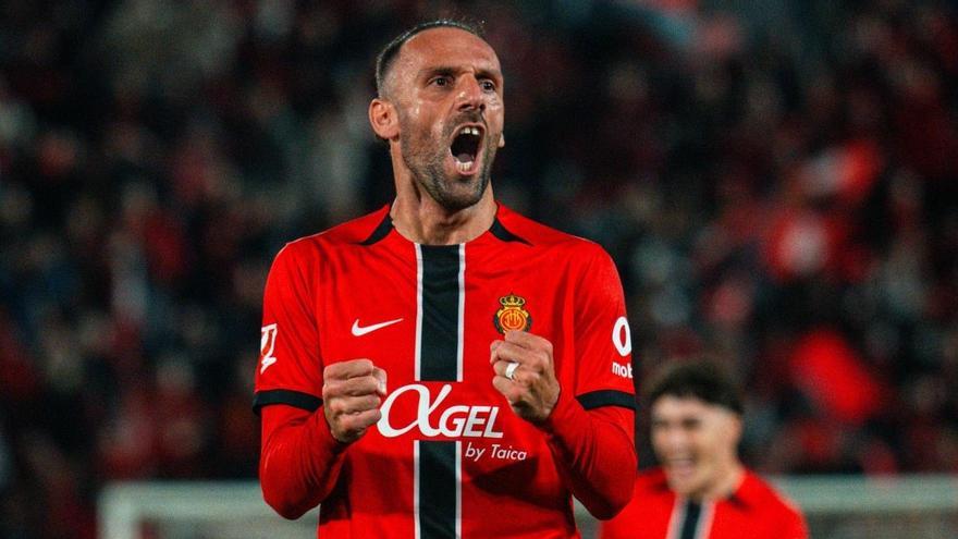 Muriqi celebra su gol con la afición.