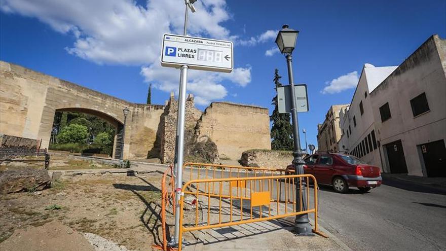 El aparcamiento libre de la alcazaba de Badajoz se regula con sensores y pantalla digital