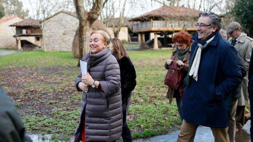 Mercedes Fernández, seguida por Pablo González, ayer, en el Museo del Pueblo de Asturias, en Gijón.