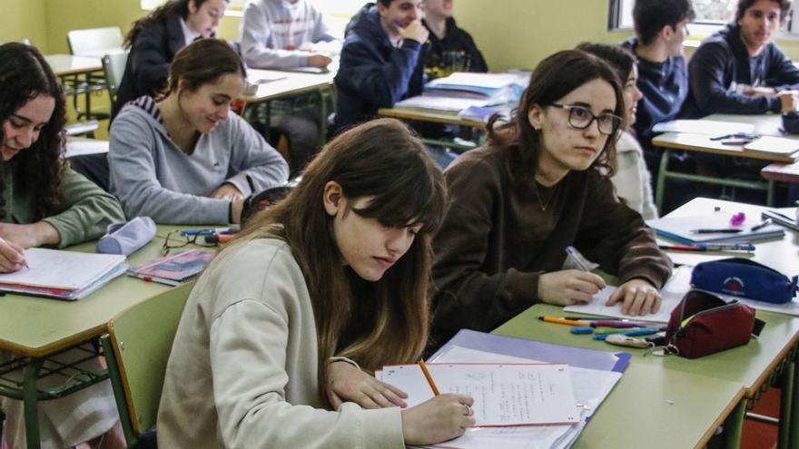 A la izquierda, aula de 2.º de Bachillerato del IES Jovellanos. Sobre estas líneas, alumnos en el patio del centro, y abajo, actividad en la biblioteca. | Pablo Solares