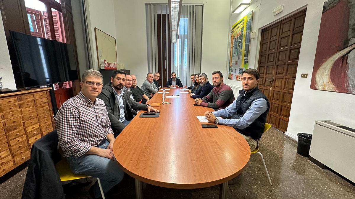 Un momento de la reunión entre el comité de empresa y los portavoces.