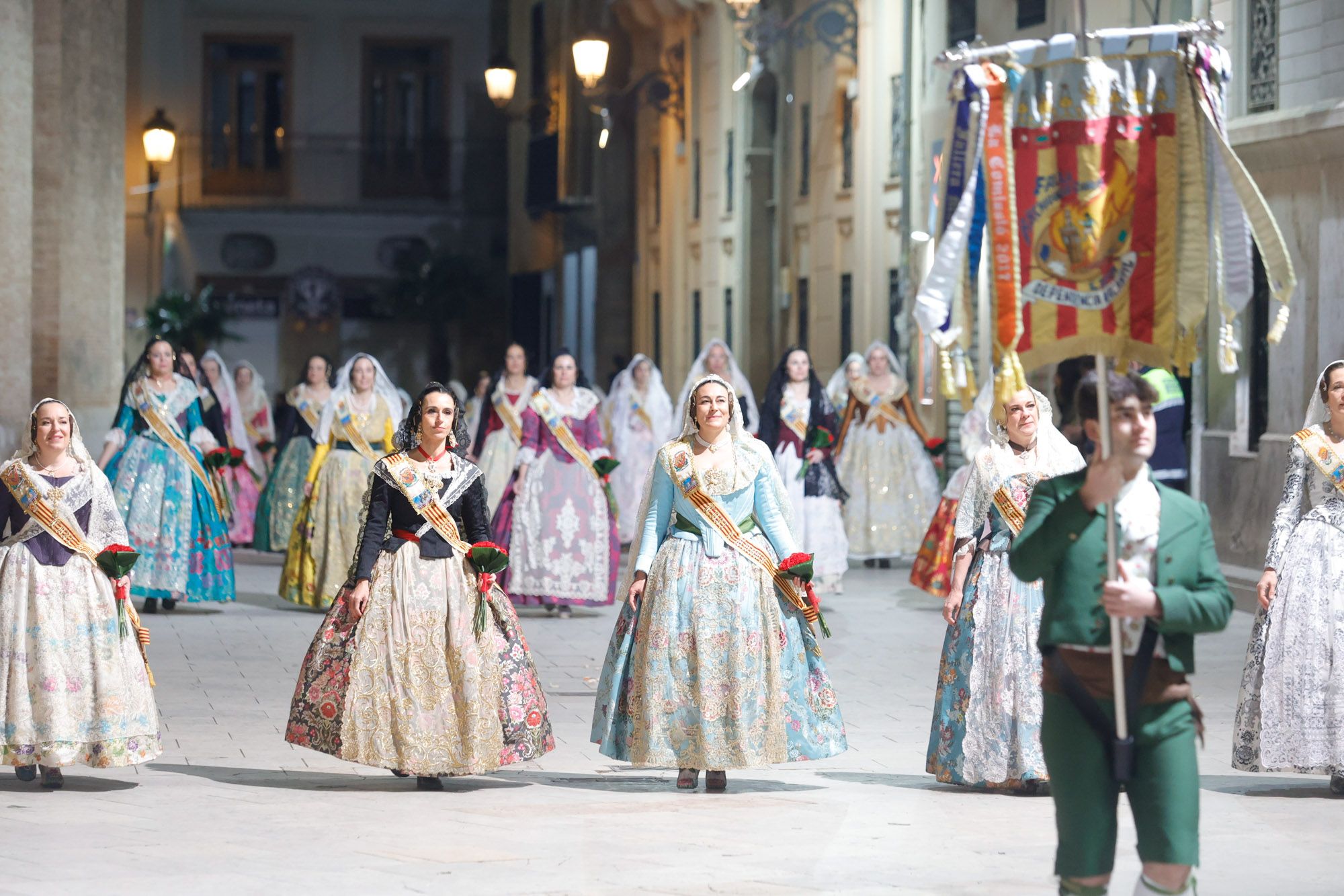 Las comisiones afectadas por la dana, ante la Virgen con crespones