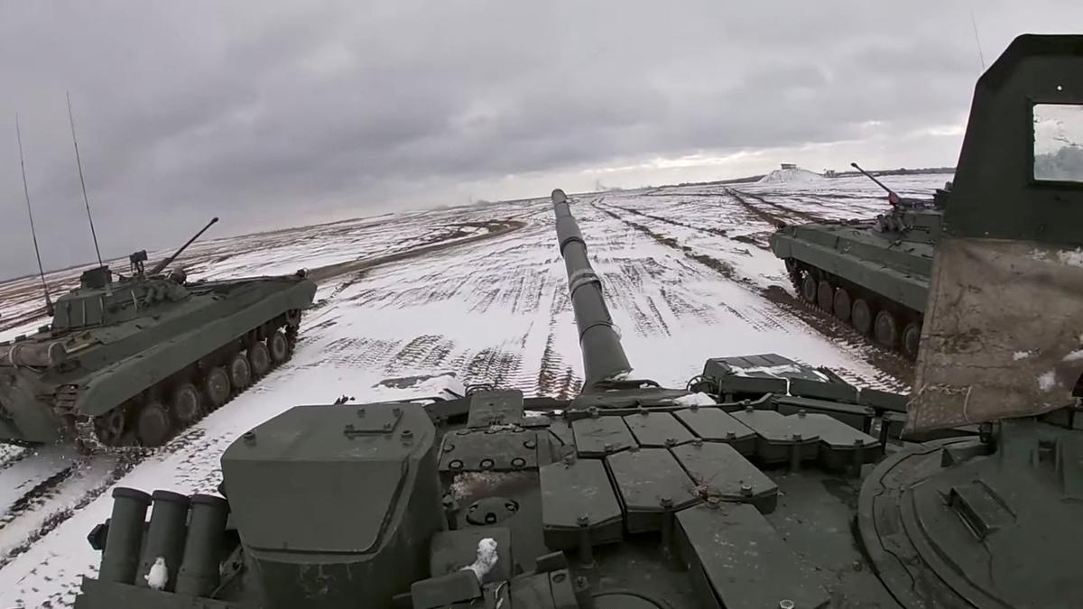 Un tanque ruso durante las maniobras de entrenamiento del Ejército ruso en Bielorrusia.