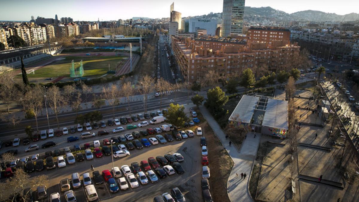 El terreno, entre el paseo de Valldaura y la avenida de Río de Janeiro, donde el ayuntamiento proponía levantar viviendas.