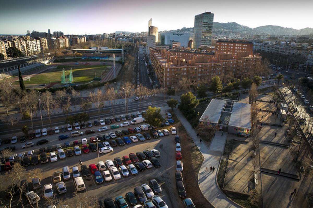 Barcelona ( Barcelones)   17.02.2016. Propuesta del ayuntamiento de construir pisos en un solar y que los vecinos se oponen  en Passeig Valldaura con Avda. Rio de Janeiro.       ARXIU:    160217            EX:  0120           en la foto:     Solar /parking con el Casal de Joves de la Prosperitat, en Passeig Valldaura con Avda. Rio de Janeiro.          FOTO:  PUIG, JOAN