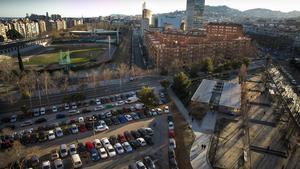 El terreno, entre el paseo de Valldaura y la avenida de Río de Janeiro, donde el ayuntamiento proponía levantar viviendas.