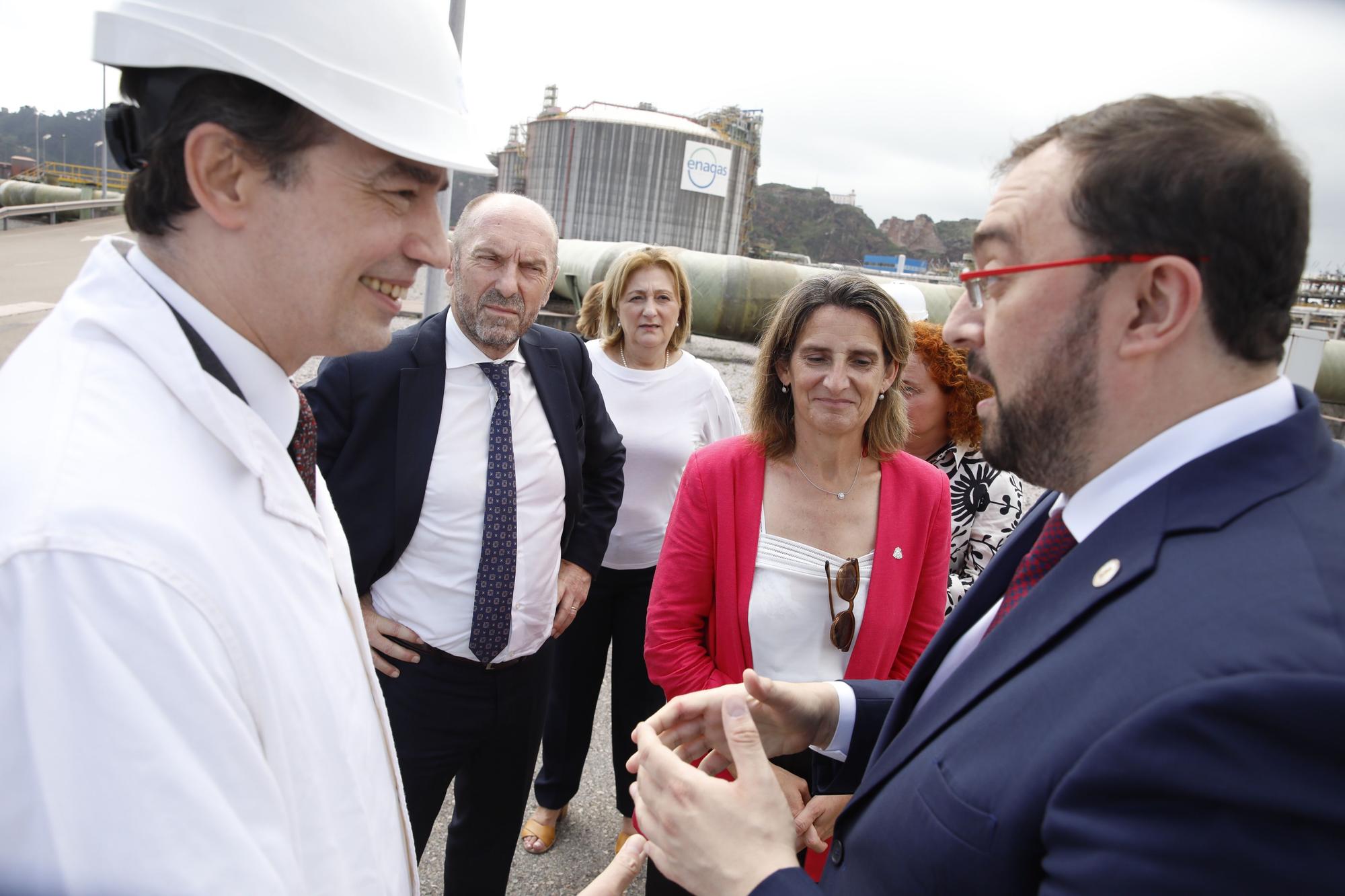 Teresa Ribera visita la planta regasificadora de El Musel