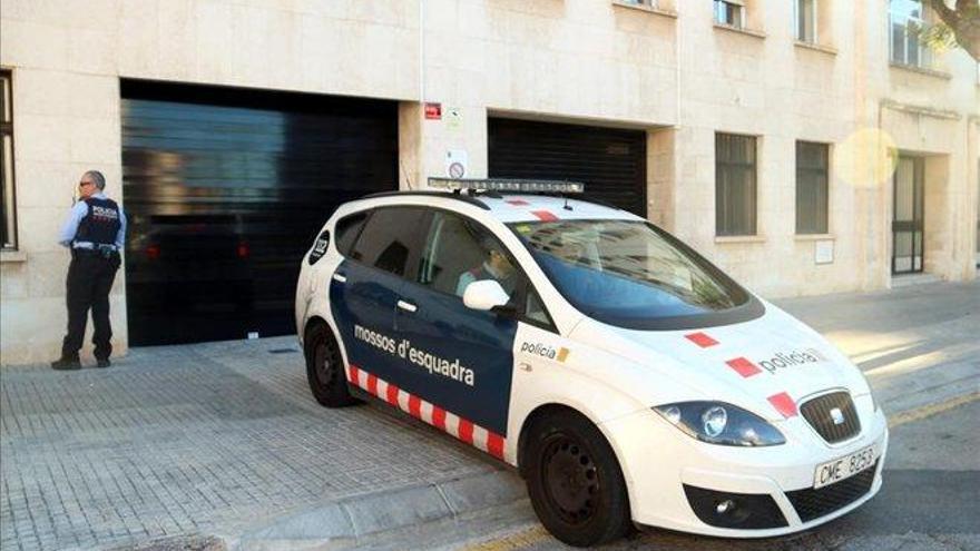 Golpea a su pareja mientras dormía y salta desde un sexto piso en Barcelona