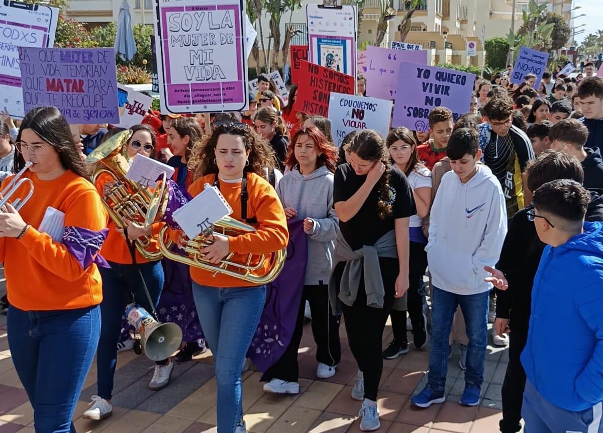 'Marcha Violeta' de alumnas y alumnos del instituto malagueño Alfaguar en Torrox.