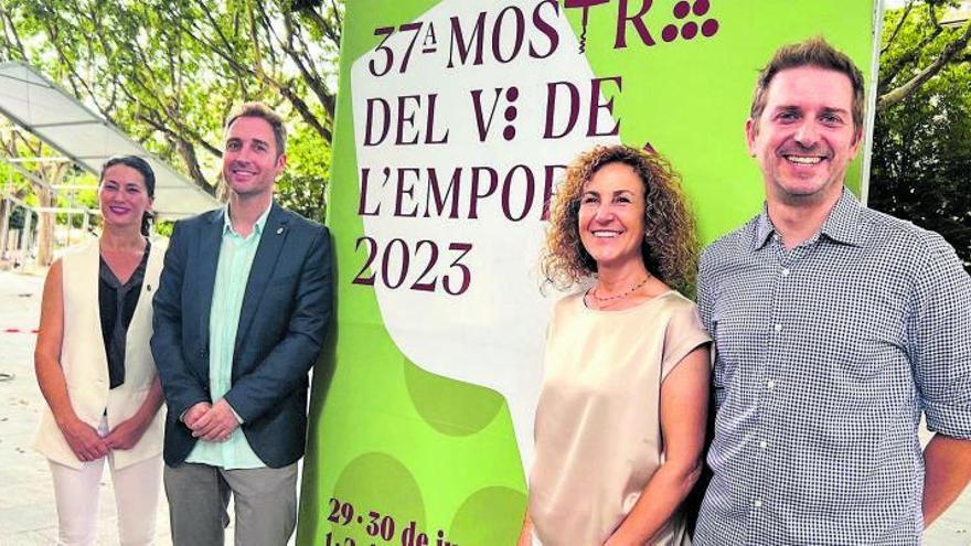 Representants de l’Ajuntament i la DO Empordà amb el cartell de la Mostra del Vi. | JUDITH BARCELÓ