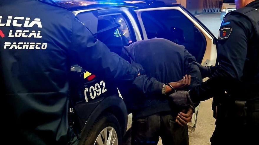 Detenido tras ser sorprendido por la Policía robando en el interior de un coche en Torre Pacheco