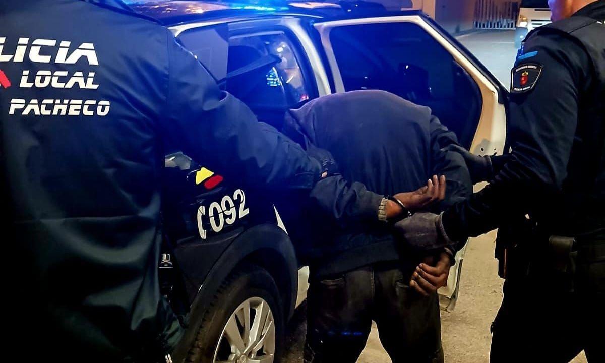 Detenido tras ser sorprendido robando en el interior de un coche en Torre Pacheco.