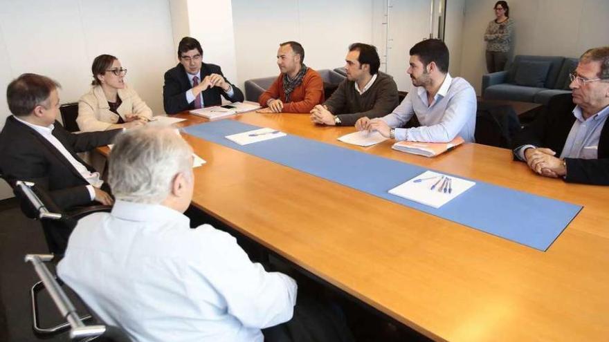 Ethel Vázquez (segunda por la izq.) y el delegado de la Xunta en Vigo, Ignacio López-Chaves, ayer, con los representantes de los empresarios de A Pasaxe. // Adrián Irago