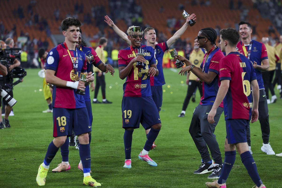 Pau Víctor, en La Cartuja, disfrutando del título de Copa del Rey 2024-25 ante el Real Madrid