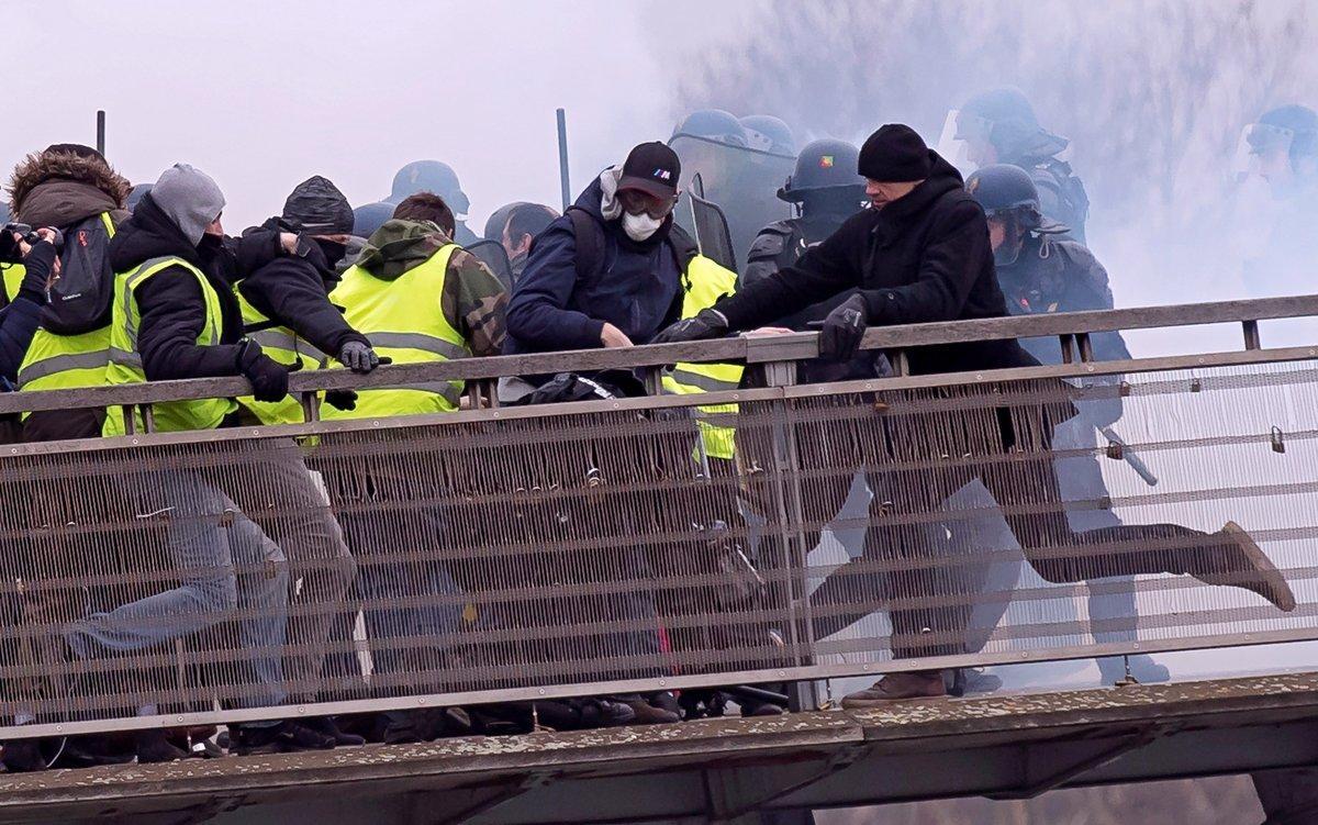 IAN539  PARIS  FRANCIA   13 02 2019 - Fotografia de archivo fechada el 5 de enero de 2019 y facilitada este miercoles  que muestra al exboxeador frances Chistophe Dettinger  d  mientras patea a un gendarme durante una manifestacion de los  chalecos amarillos  en Paris  Francia  Dettinger  que fue filmado cuando atacaba a un miembro de la policia antidisturbios durante la manifestacion  se enfrenta hoy a una posible condena de siete anos de carcel  EFE  Ian Langsdon