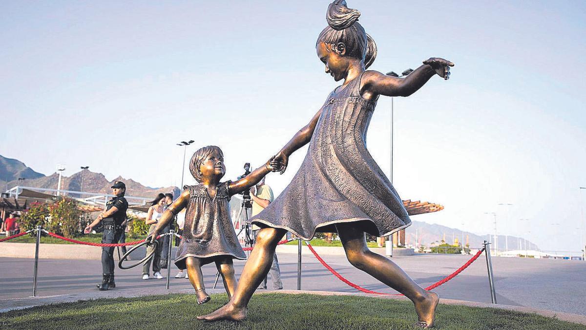 Escultura en memoria de las niñas Anna y Olivia, asesinadas por su padre, en Santa Cruz de Tenerife. Escultura en memoria de las niñas Anna y Olivia, asesinadas y arrojadas al mar por su padre, en Santa Cruz de Tenerife. EFE/ Miguel Barreto