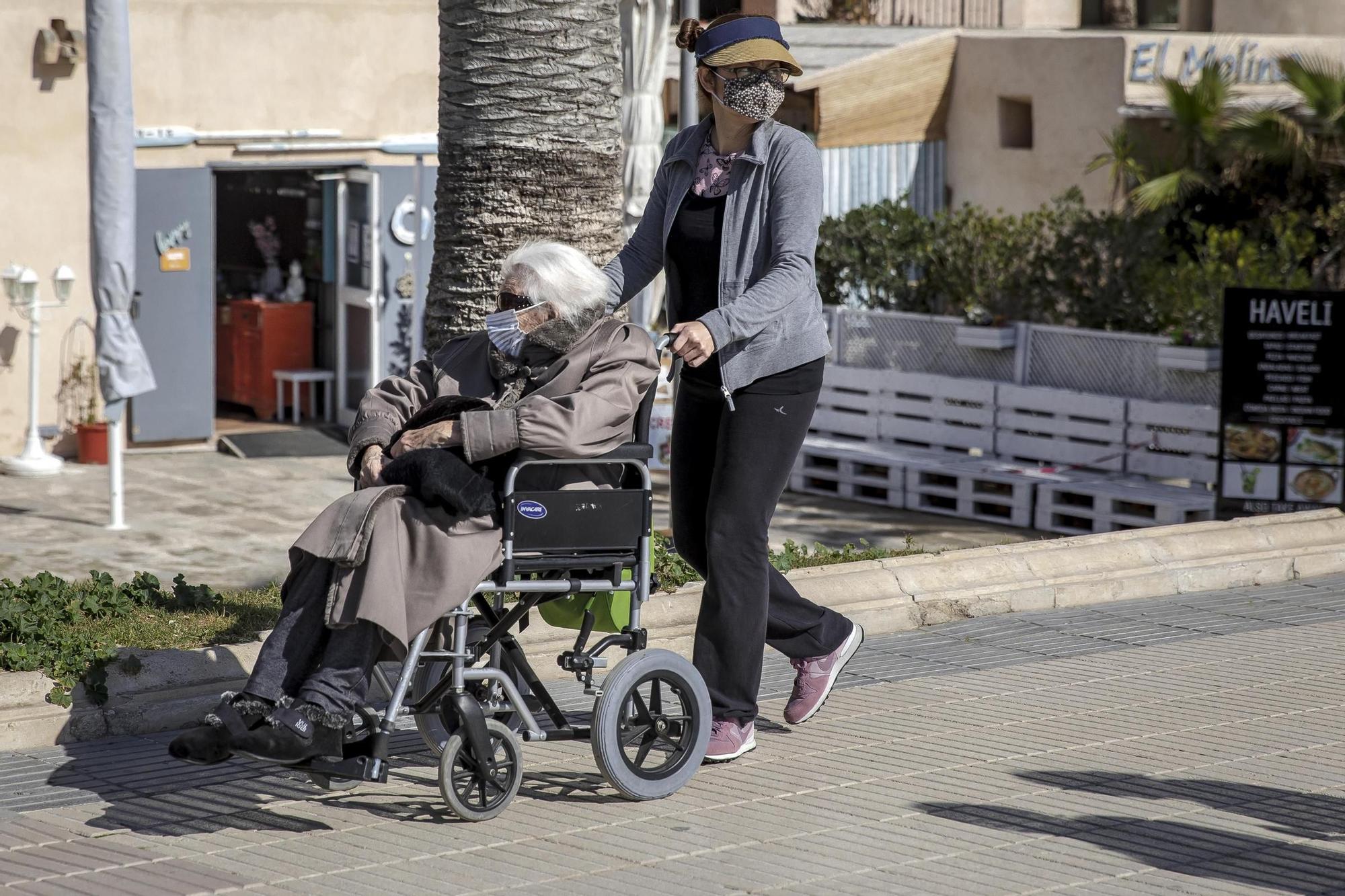 Los palmesanos aprovechan el buen tiempo para disfrutar de la playa