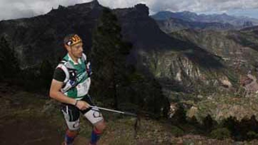 El canario Yeray Durán López, a primera hora de la mañana en la cumbre de Gran Canaria antes de iniciar el descenso hacia la capital grancanaria. i LA PROVINCIA / DLP