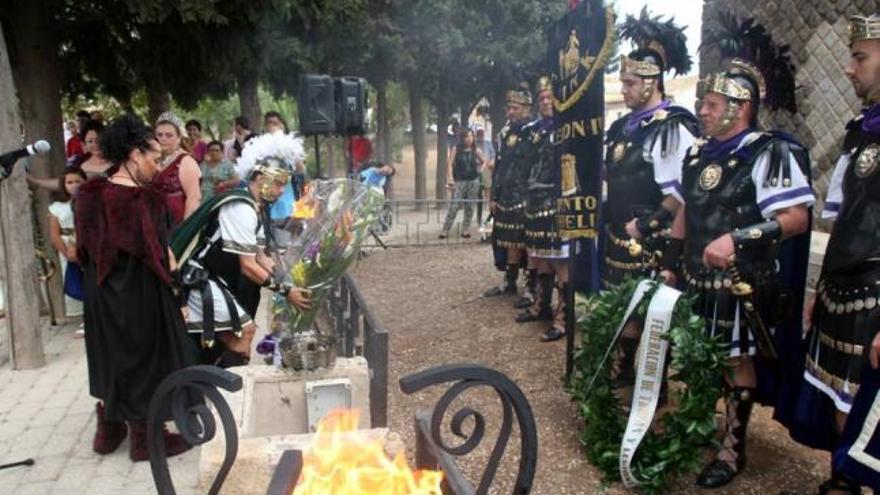 Los legionarios entregan una corona de flores al yacimiento arqueológico de Torreciega.