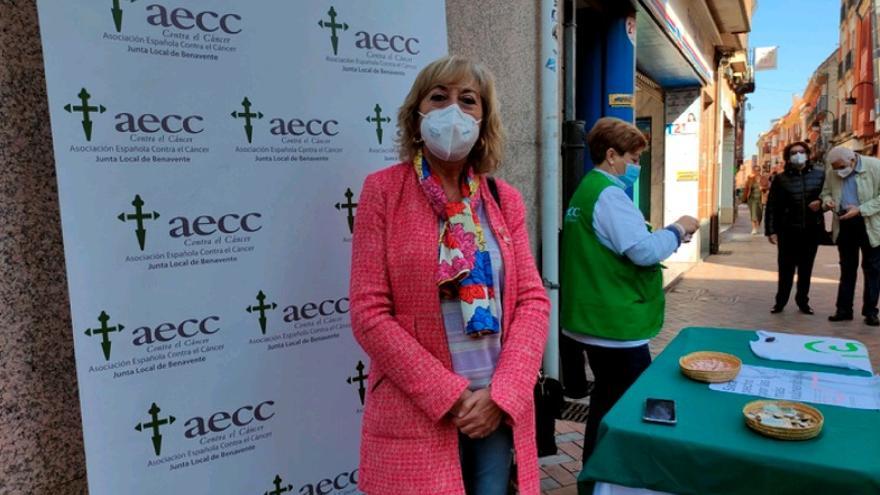 Carmen Prieto, presidenta de la AECC de Benavente, en la calle Herreros. / E. P.