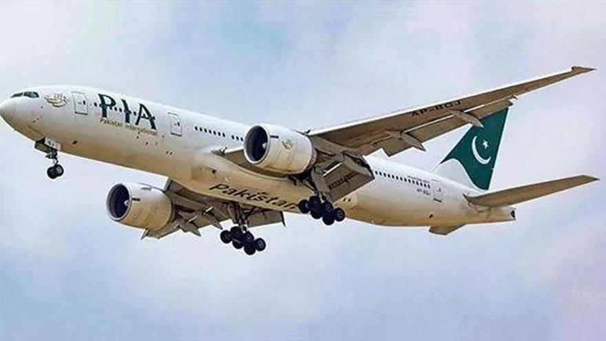 Un avión con 107 pasajeros se estrella en el sur de Pakistán