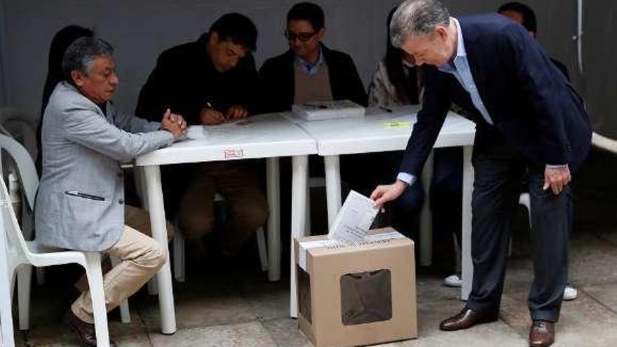 El presidente colombiano, Juan Manuel Santos, votando. // Reuters