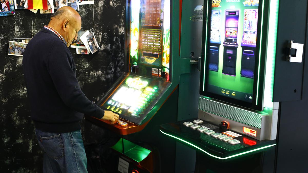 Un hombre juega en una máquina tragaperras, este viernes.
