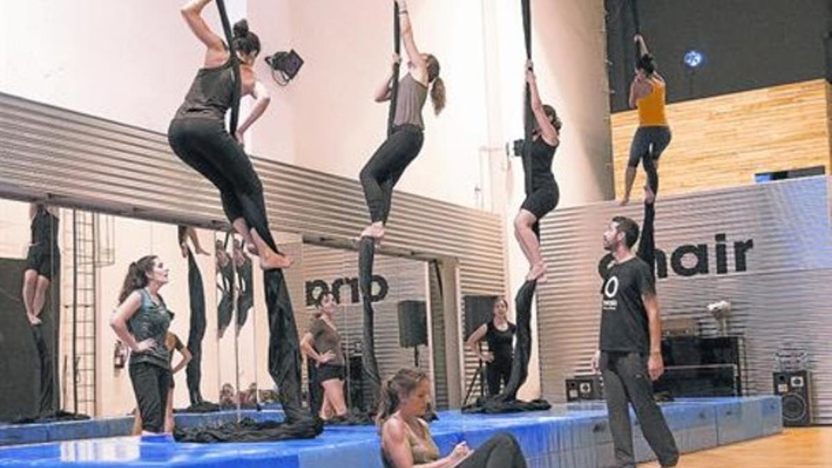 Clase con telas 8Varios alumnos se ejercitan en una de las salas de la escuela OnAir Barcelona.