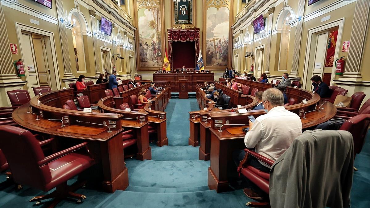 Panorámica de un semivacío hemiciclo del Parlamento regional durante una sesión plenaria.