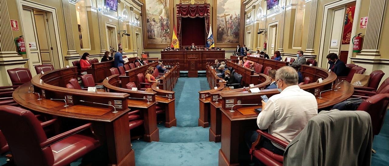 Panorámica de un semivacío hemiciclo del Parlamento regional durante una sesión plenaria.