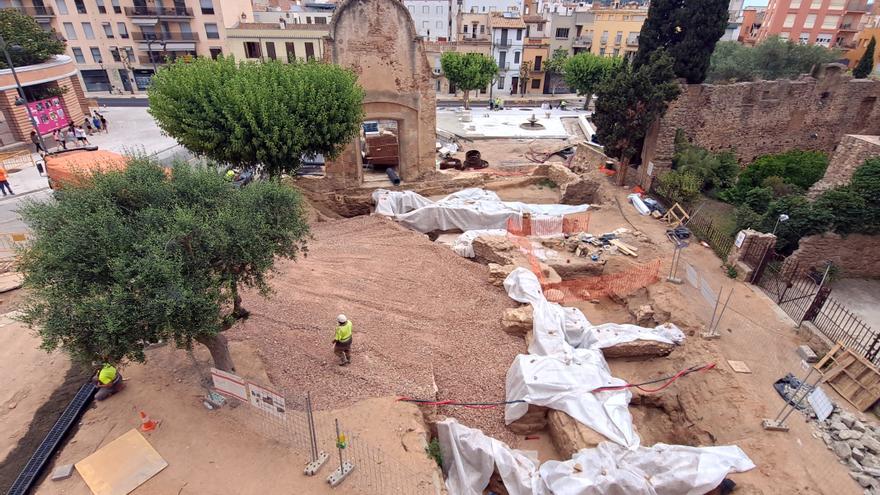 Sant Feliu preserva un mosaic romà dels segles IV i V localitzat durant la reforma de la plaça del Monestir