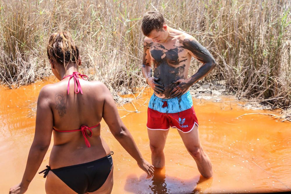 Baños de sol y sal en la laguna rosa de Torrevieja