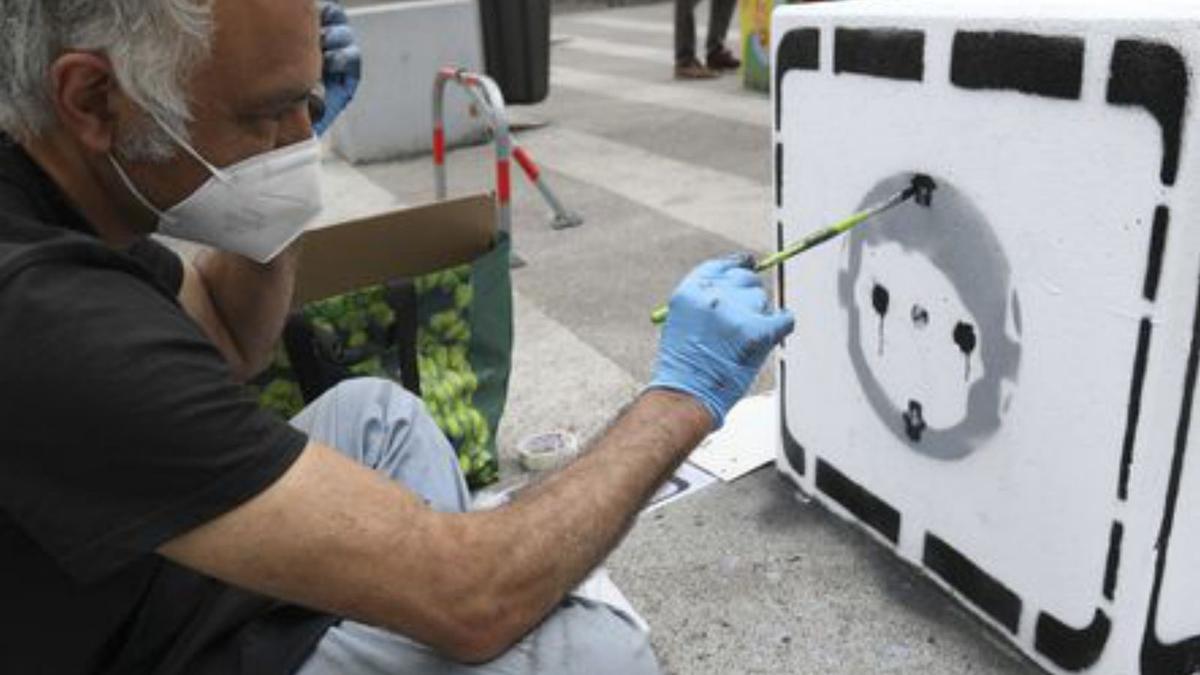 Pintura de los bloques de la plaza de la Factoría. | Ricardo Solís