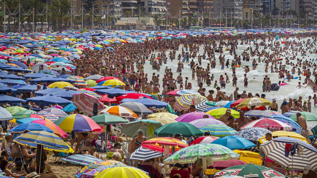 Benidorm / Alicante 21/7/2016El ANTES Y DESPUES DE LA PANDEMIALa playa de Levante de Benidorm repleta de turistas en Julio de 2016FOTO MIGUEL LORENZO