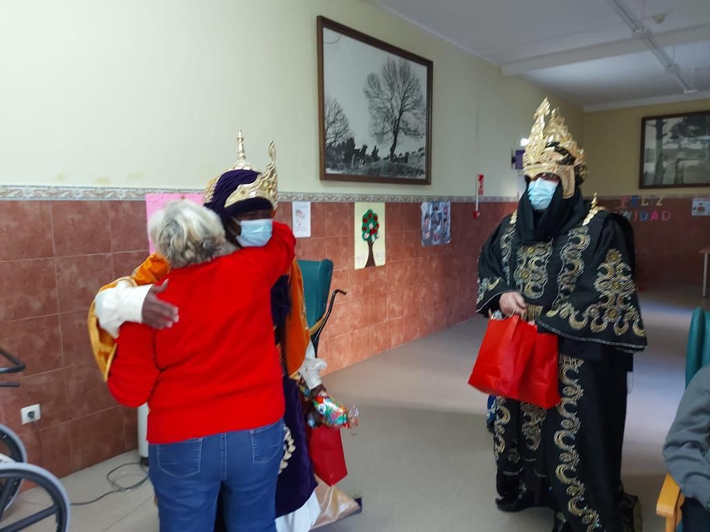 Los Reyes Magos ya están en Villaviciosa: así ha sido su emotivo encuentro con las personas mayores del concejo